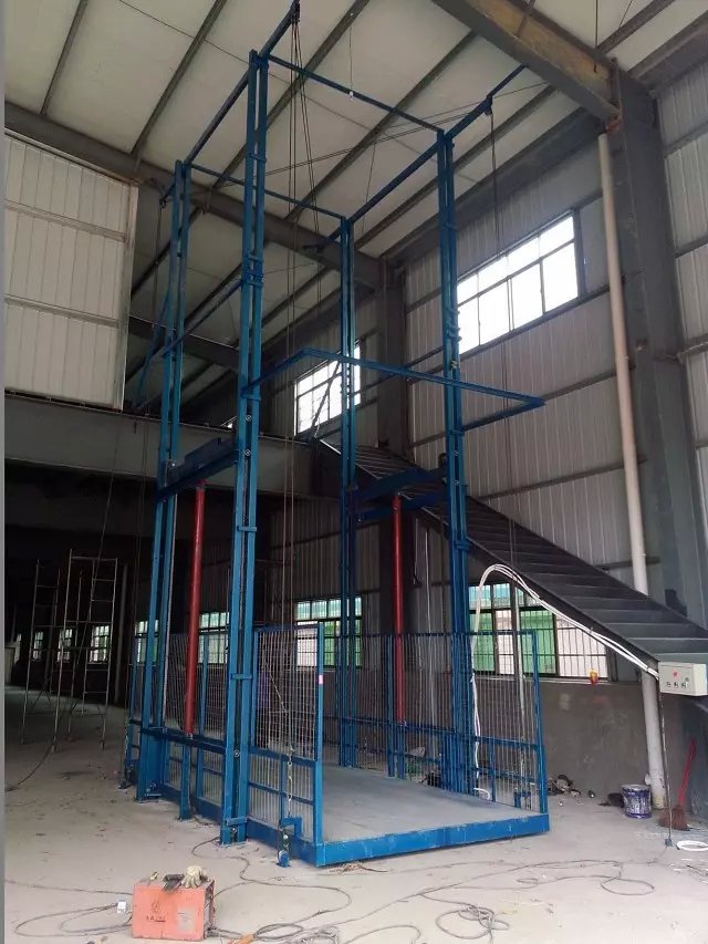 導軌式（shì）液壓升降（jiàng）機